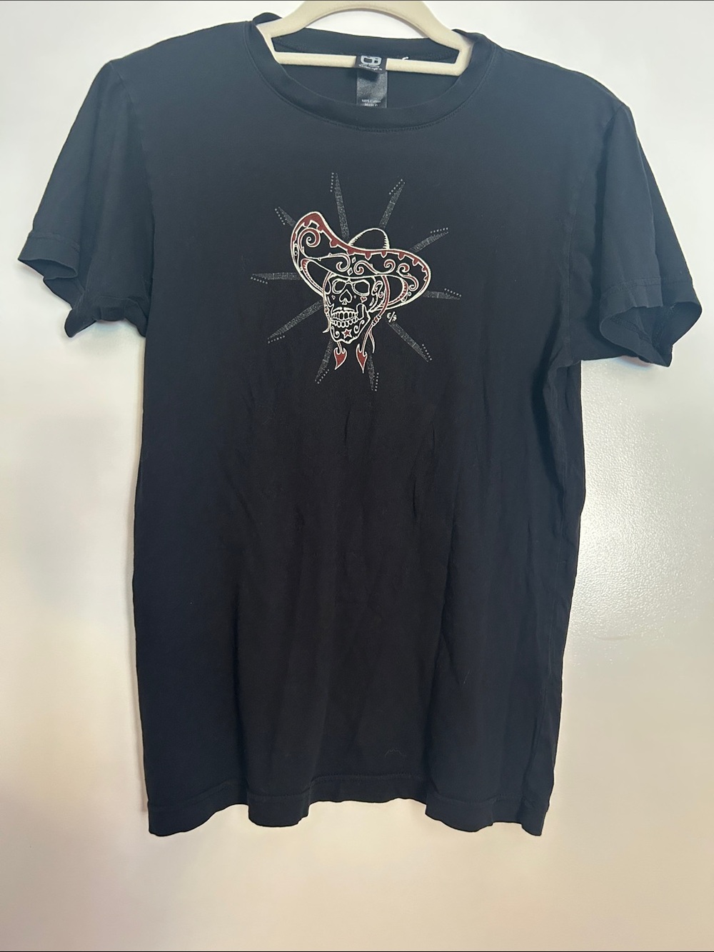 Alternative Black Short-Sleeve Tee with Red and White Skull Graphic